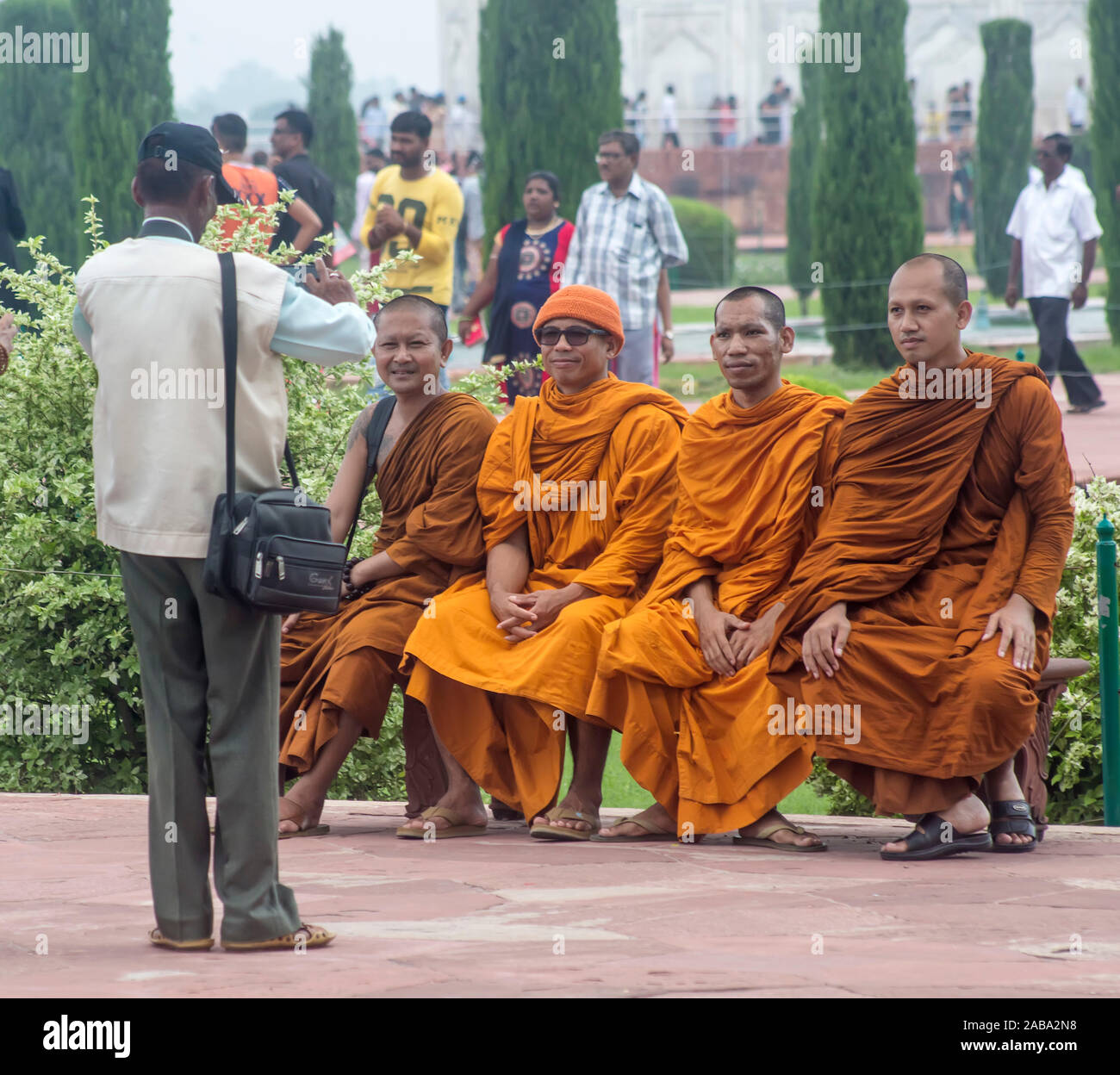 I monaci buddisti posano per una foto di Agra, India Foto Stock