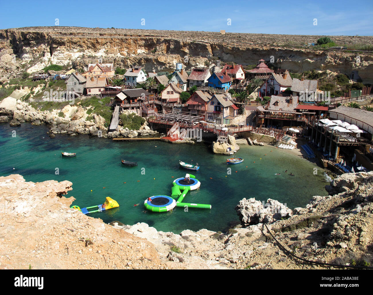 Popeye village, Sweethaven Village vicino a Mellieha Bay, Repubblica di Malta, mare Mediterraneo, Europa Foto Stock