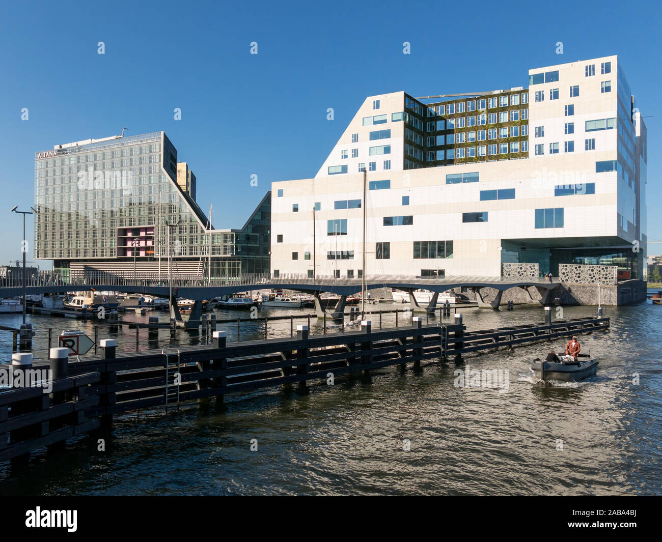 Hotel e giudice edifici sulla penisola IJdock nella città di Amsterdam, Paesi Bassi Foto Stock