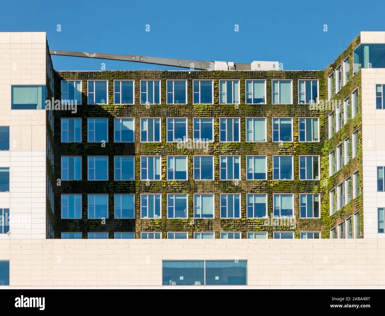 Giardino verticale sul moderno edificio del palazzo di giustizia nella città di Amsterdam, Paesi Bassi Foto Stock