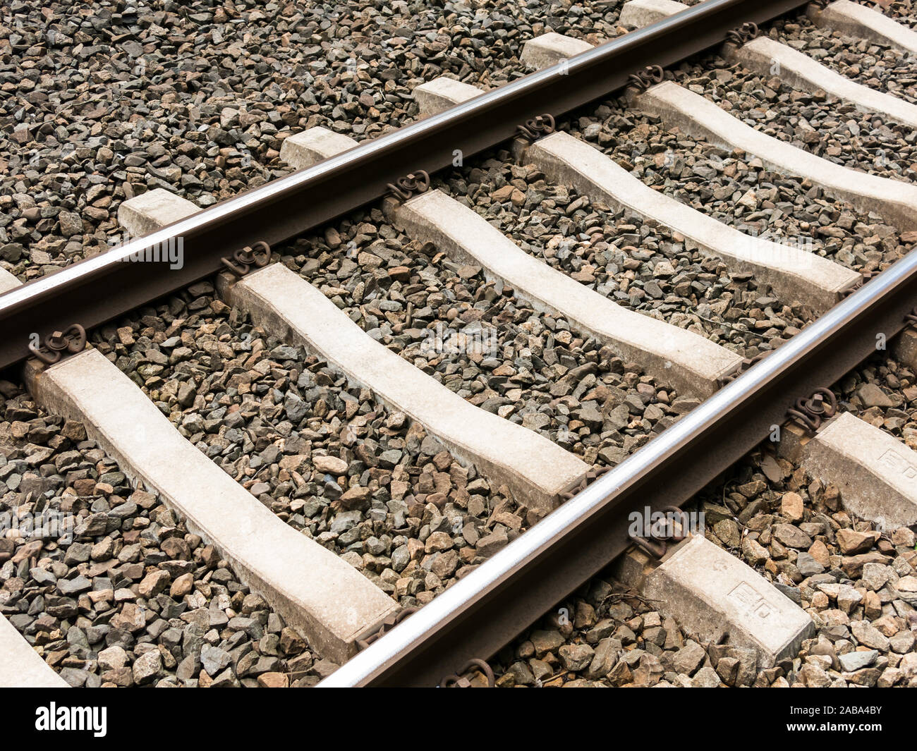 Dettaglio della ferrovia via con calcestruzzo legami ferroviarie e pietra frantumata per la zavorra, Paesi Bassi Foto Stock