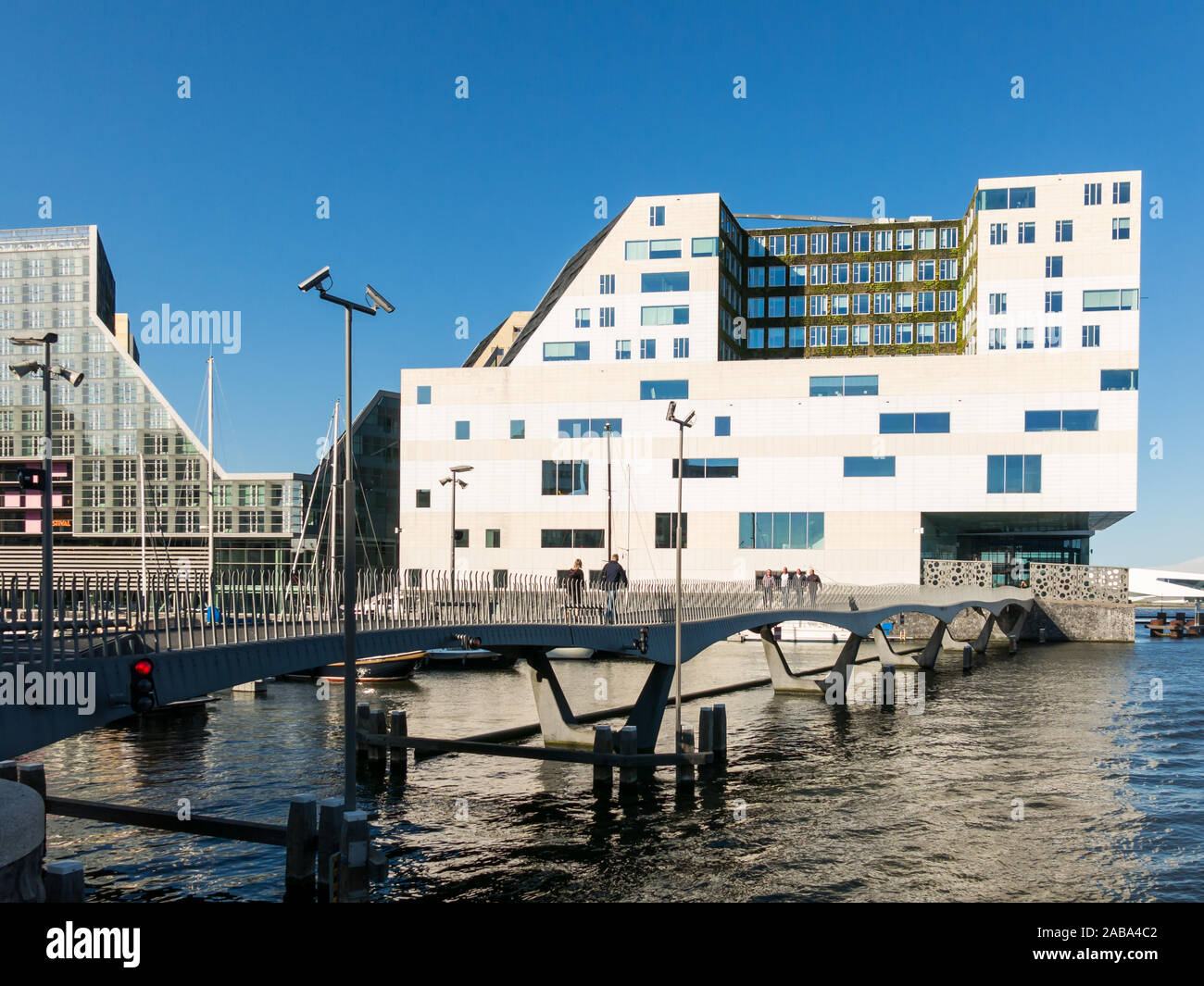 Bridge, marina e giudice edifici sulla penisola IJdock nella città di Amsterdam, Paesi Bassi Foto Stock