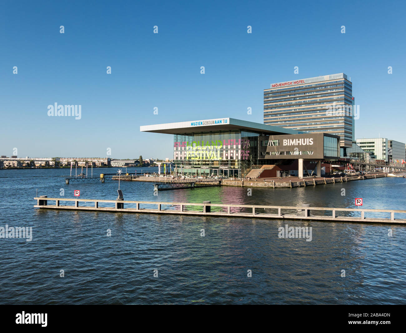 Vista fronte mare con musica edificio sulla IJ, Bimhuis, Zouthaven Ristorante e hotel nella città di Amsterdam, Paesi Bassi Foto Stock