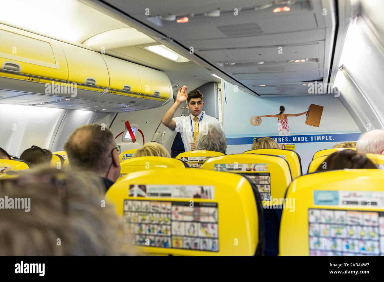 Dimostrazione di sicurezza da equipaggio di cabina stewerd sul bordo di una Ryanair Boeing 737 volo dall'Aeroporto di Cork, Irlanda Foto Stock