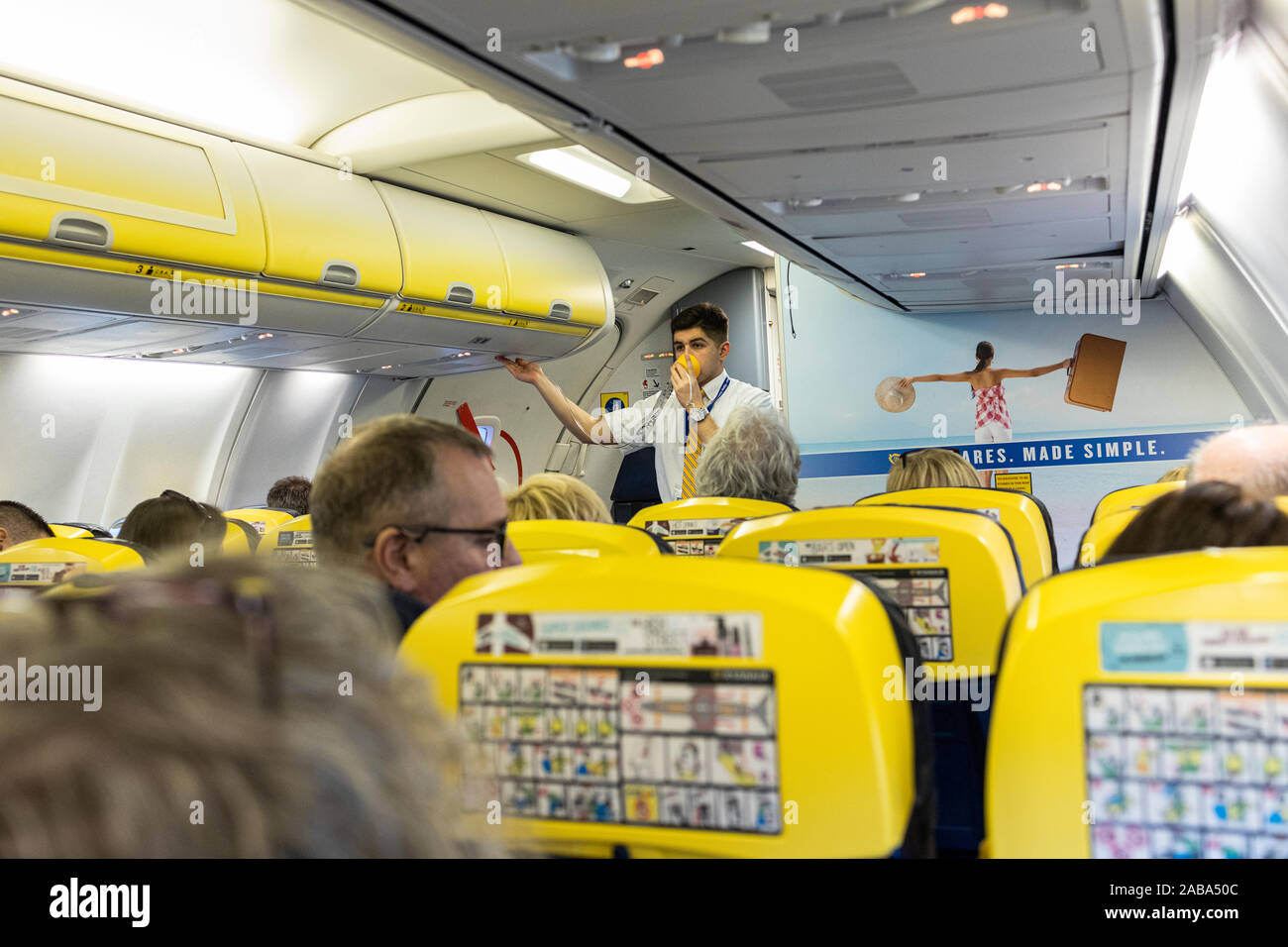 Dimostrazione di sicurezza da equipaggio di cabina stewerd sul bordo di una Ryanair Boeing 737 volo dall'Aeroporto di Cork, Irlanda Foto Stock