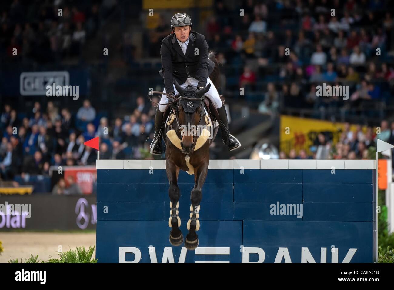 STUTTGART, Germania - 17 novembre: Willem Greve (NED) riding Zyprina S a Stoccarda maestro tedesco 2019 - Longines FEI Jumping World Cup 2019/2020, Int. Concorso di salto con jump-off - Grand Prix di Stoccarda presend da Mercedes-Benz, Walter solari e BW-Banca al Hans-Martin-Schleyer-Halle il 17 novembre 2019 a Stoccarda, in Germania. Foto Stock