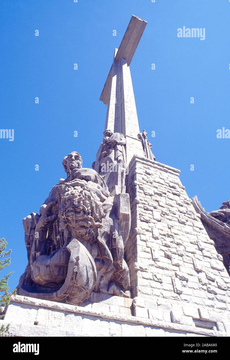 Croce, vista dal basso. La Valle de los Caidos, provincia di Madrid, Spagna. Foto Stock