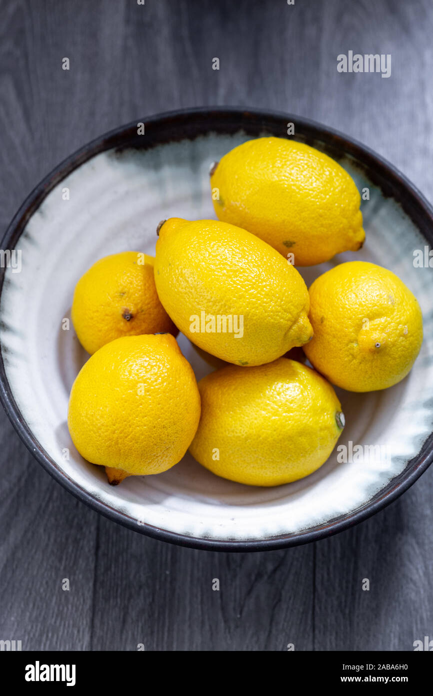 Ciotola di limoni Foto Stock