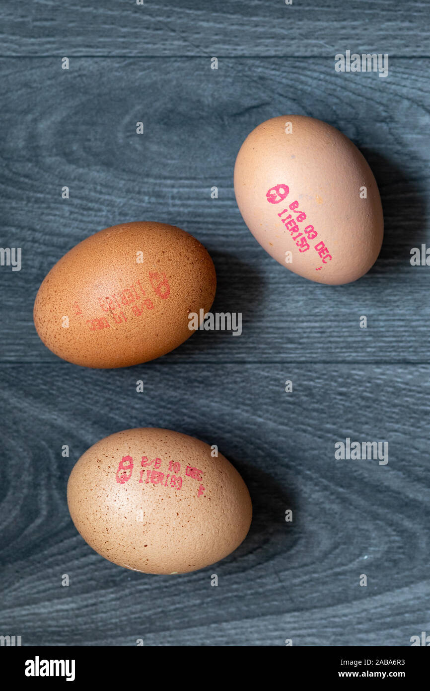 Uova con timbro della data Foto stock - Alamy