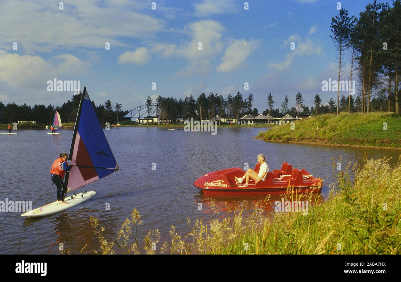 Center Parcs Foresta di Sherwood lago, Nottingham East Midlands, Inghilterra, Regno Unito. Circa ottanta Foto Stock