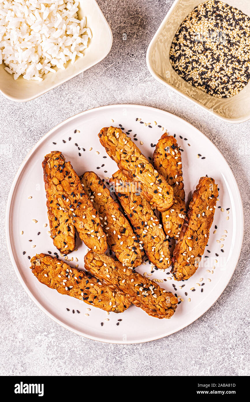 Tempeh fritto con semi di sesamo, cucina tradizionale indonesiana. Foto Stock