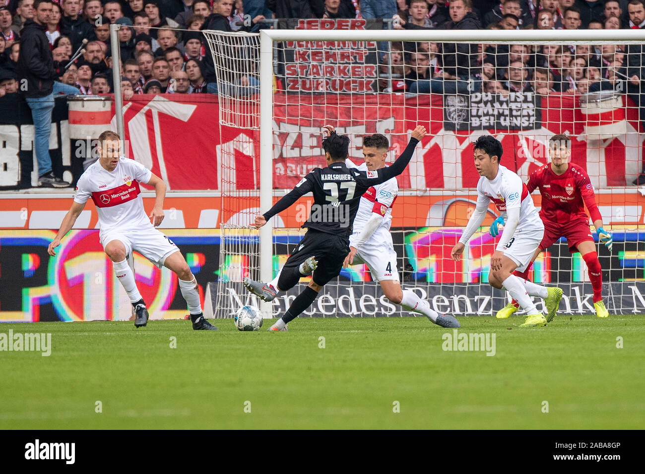 STUTTGART, Germania - 24 novembre: Holger Badstuber (VfB Stoccarda), Kyoung-Rok Choi (Karlsruher SC), Marc-Oliver Kempf (VfB Stoccarda), Wataru Endo (VfB Stoccarda) e portiere Gregor Kobel (VfB Stoccarda) al calcio, 2. Bundesliga 2019/2020 - VfB Stuttgart v Karlsruher SC a Mercedes-Benz Arena il 24 novembre 2019 a Stoccarda, in Germania. Foto Stock