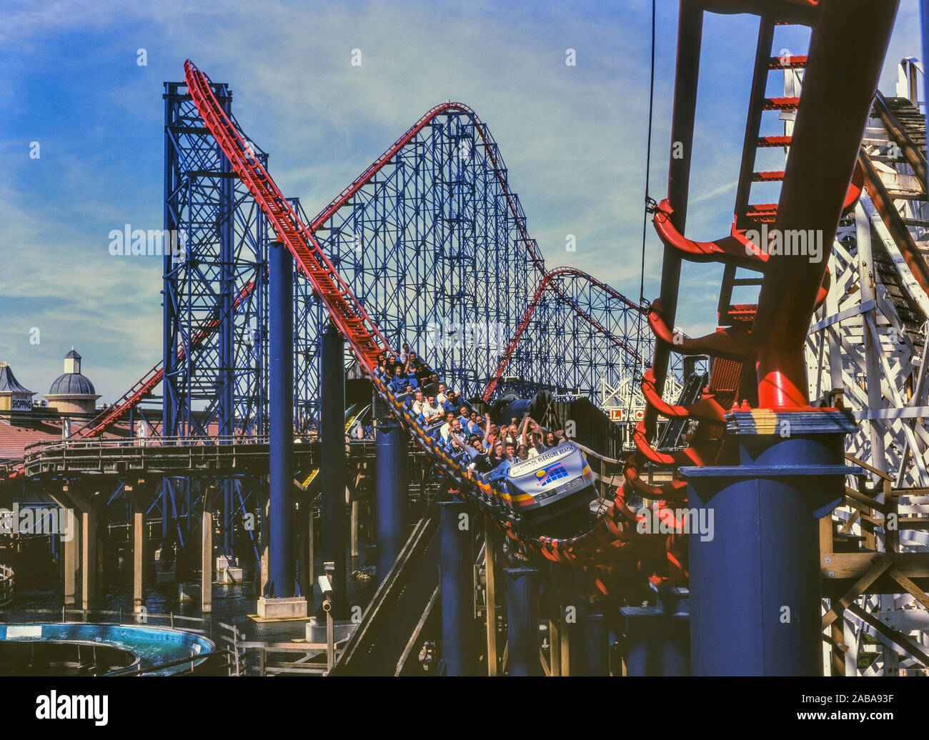 Il grande rullo di acciaio coaster. Blackpool Pleasure Beach. Lancashire. Inghilterra, Regno Unito Foto Stock