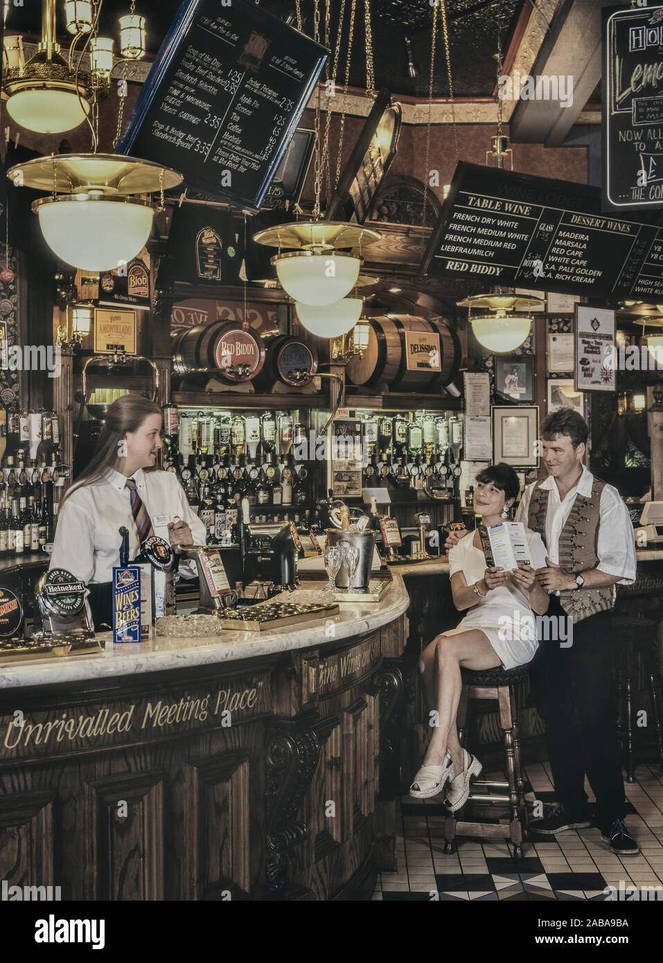 Interno di Yates's Wine Lodge, Blackpool, Lancashire, Inghilterra, Regno Unito. Circa novanta Foto Stock