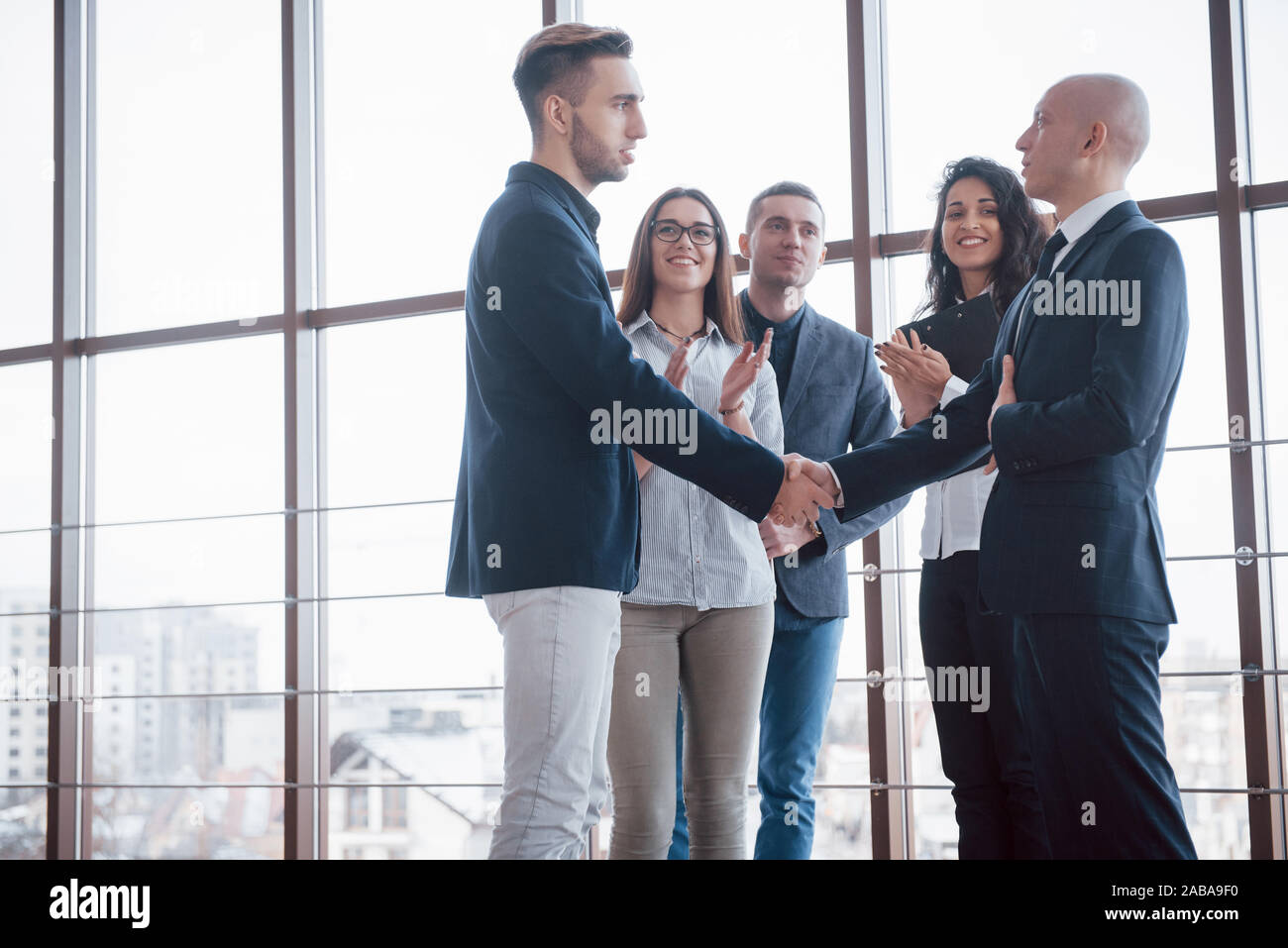 Due fiducioso uomo d affari si stringono la mano durante una riunione in ufficio, il saluto e il concetto di partner Foto Stock