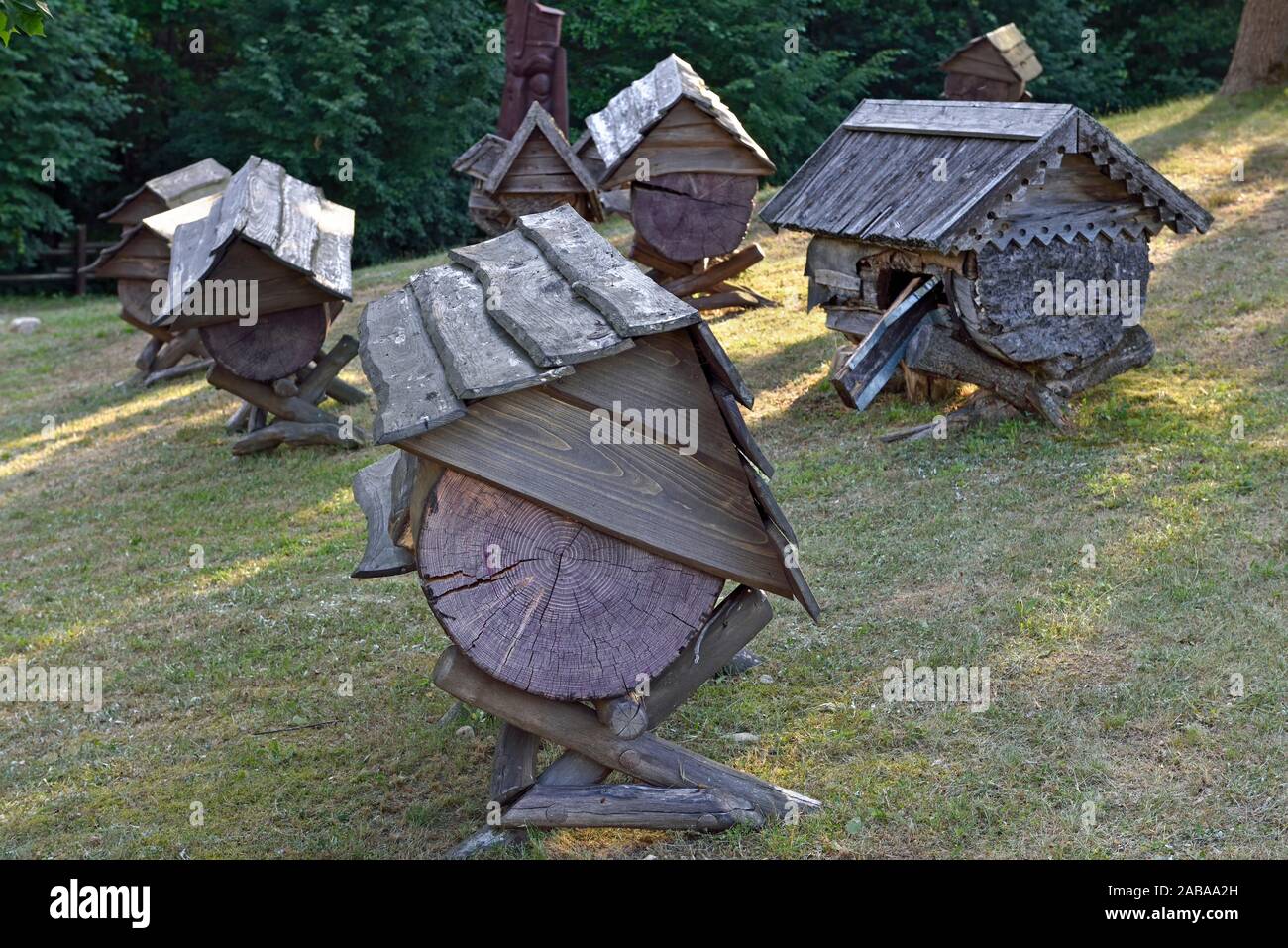 Antiche arnie nel Museo di apicoltura, Stripeikiai, Aukstaitija National Park, la Lituania, l'Europa. Foto Stock