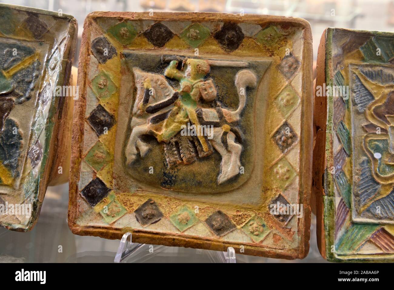 Carreau dâ.argile emaille avec les Armoiries du Grand-Duche de Lituanie, milieu du XVIe siecle, Musee National, Palais des Grands Ducs de Lituanie, Foto Stock