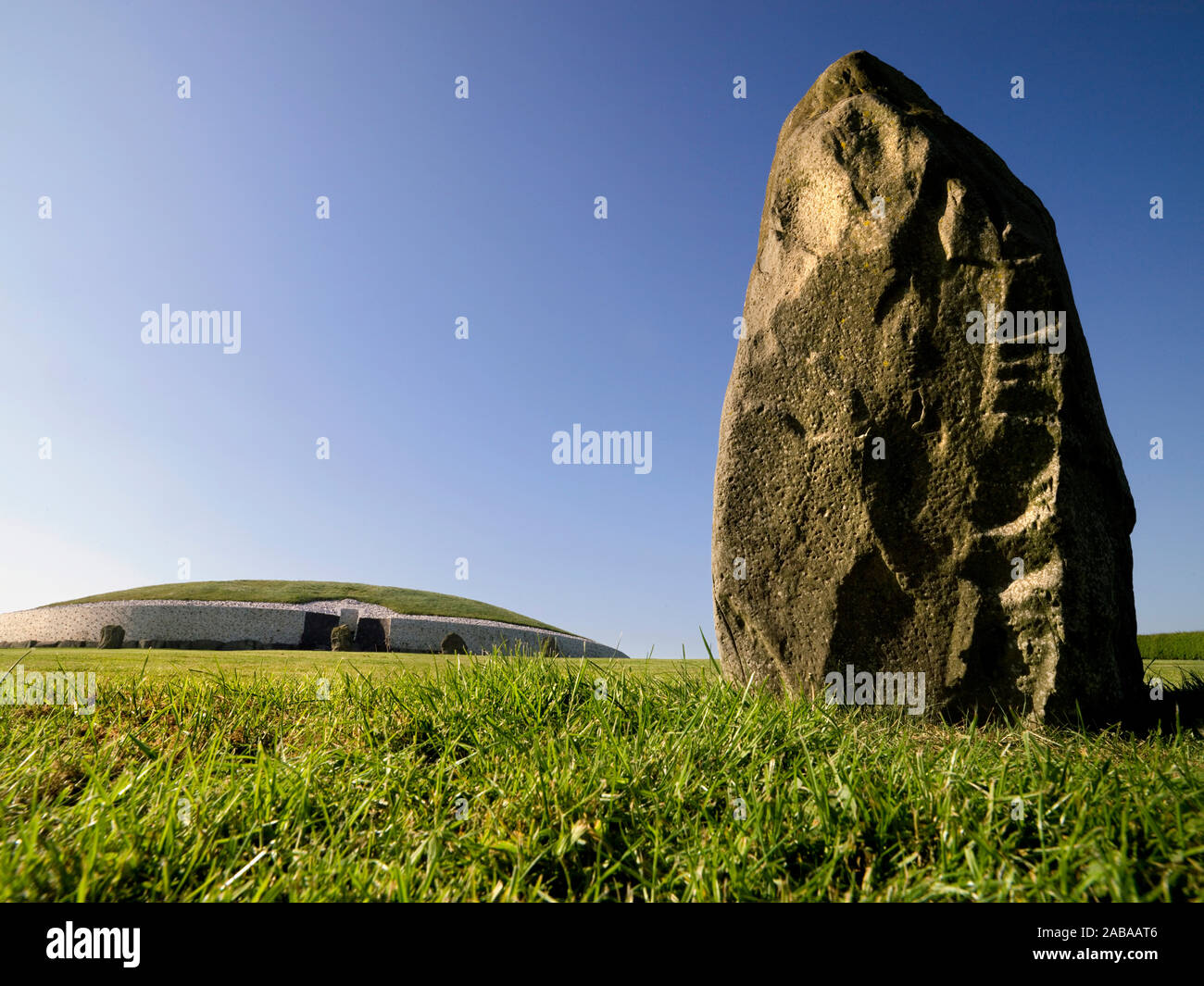 In piedi di una pietra a Newgrange, Meath, Irlanda Foto Stock