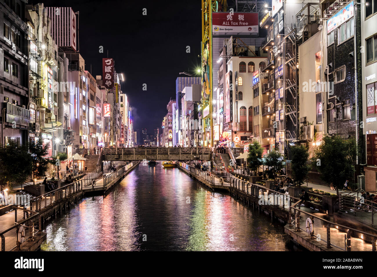 Il pittoresco canale Dotonbori di Osaka in Giappone è una delle principali zone turistiche della città. La città di notte con un sacco di cartelloni e luci. Foto Stock