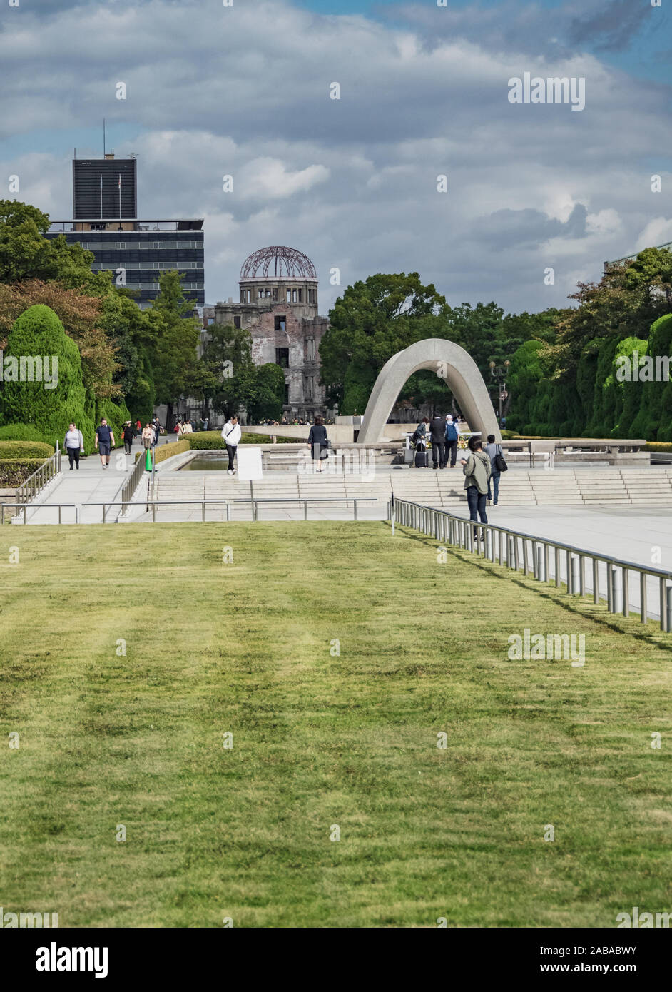 I turisti passeggiano e scattare foto in Hiroshima Peace Memorial Park. Il Giappone A-Bomb Dome - le rovine delle forme Foto Stock