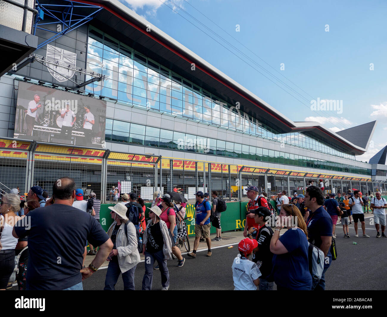Silverstone race track/ala circuito di edificio e box. Foto Stock