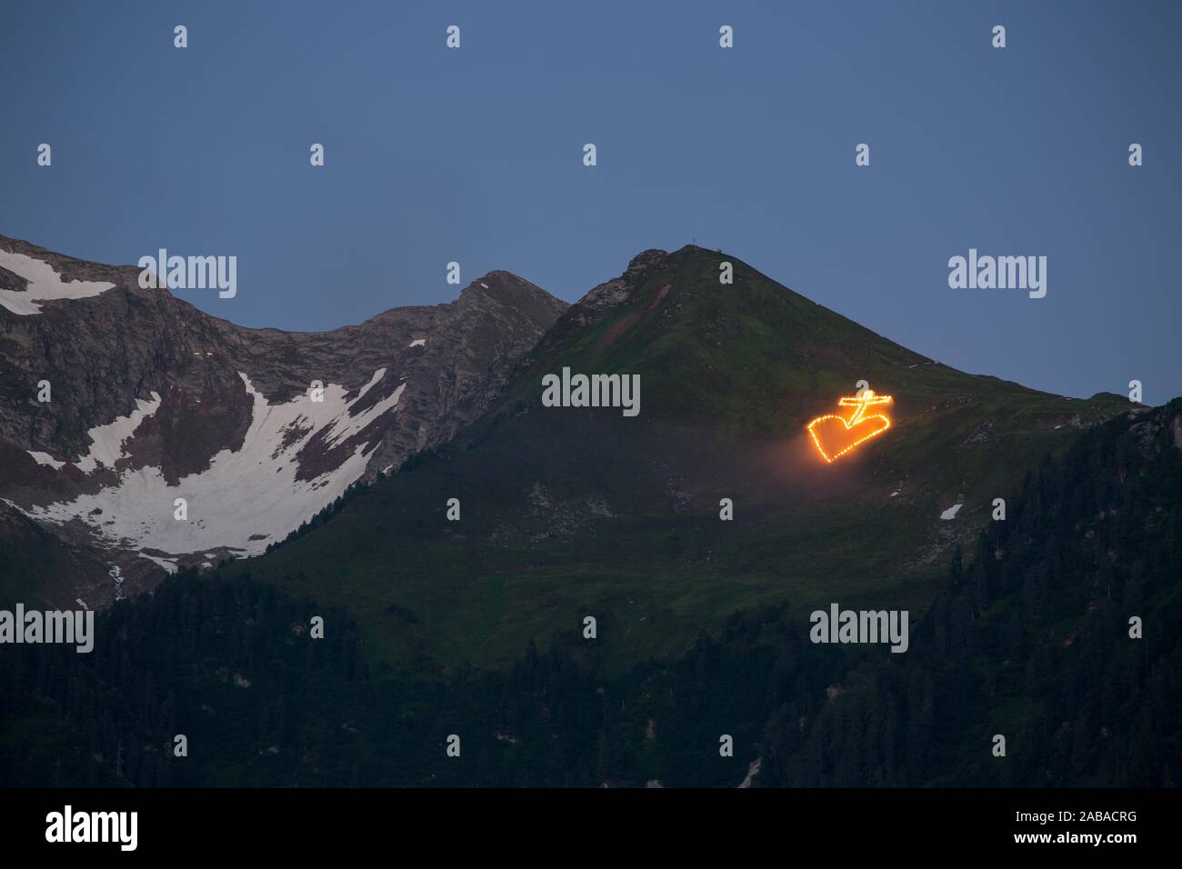 Midsummer Fire sul prato alpino sotto il vertice, nei pressi di Mayrhofen, Zillertal, Tirolo, Austria Foto Stock