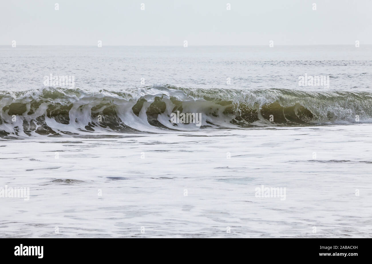 Un'onda rottura sulle sabbie di Ocean City Beach Ocean City, Maryland, Stati Uniti d'America. Foto Stock