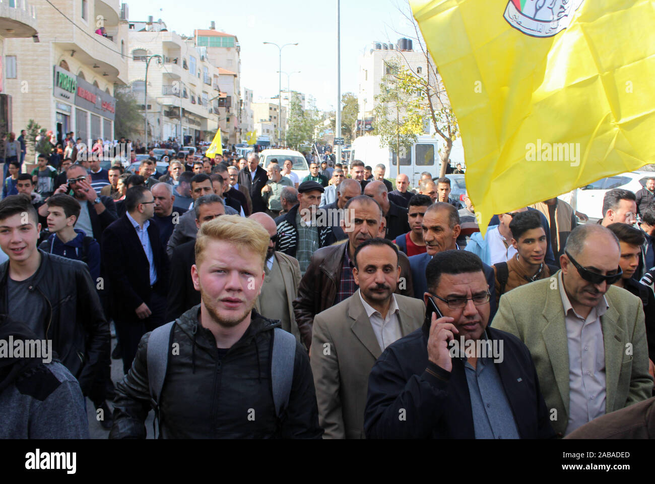 Hebron, West Bank, Territorio palestinese. 26 Nov, 2019. Palestinesi prendere parte in una pacifica marzo condannando la American le decisioni relative alla liquidazione, in Cisgiordania città di Hebron il 26 novembre 2019 Credit: Mosab doccia/immagini APA/ZUMA filo/Alamy Live News Foto Stock