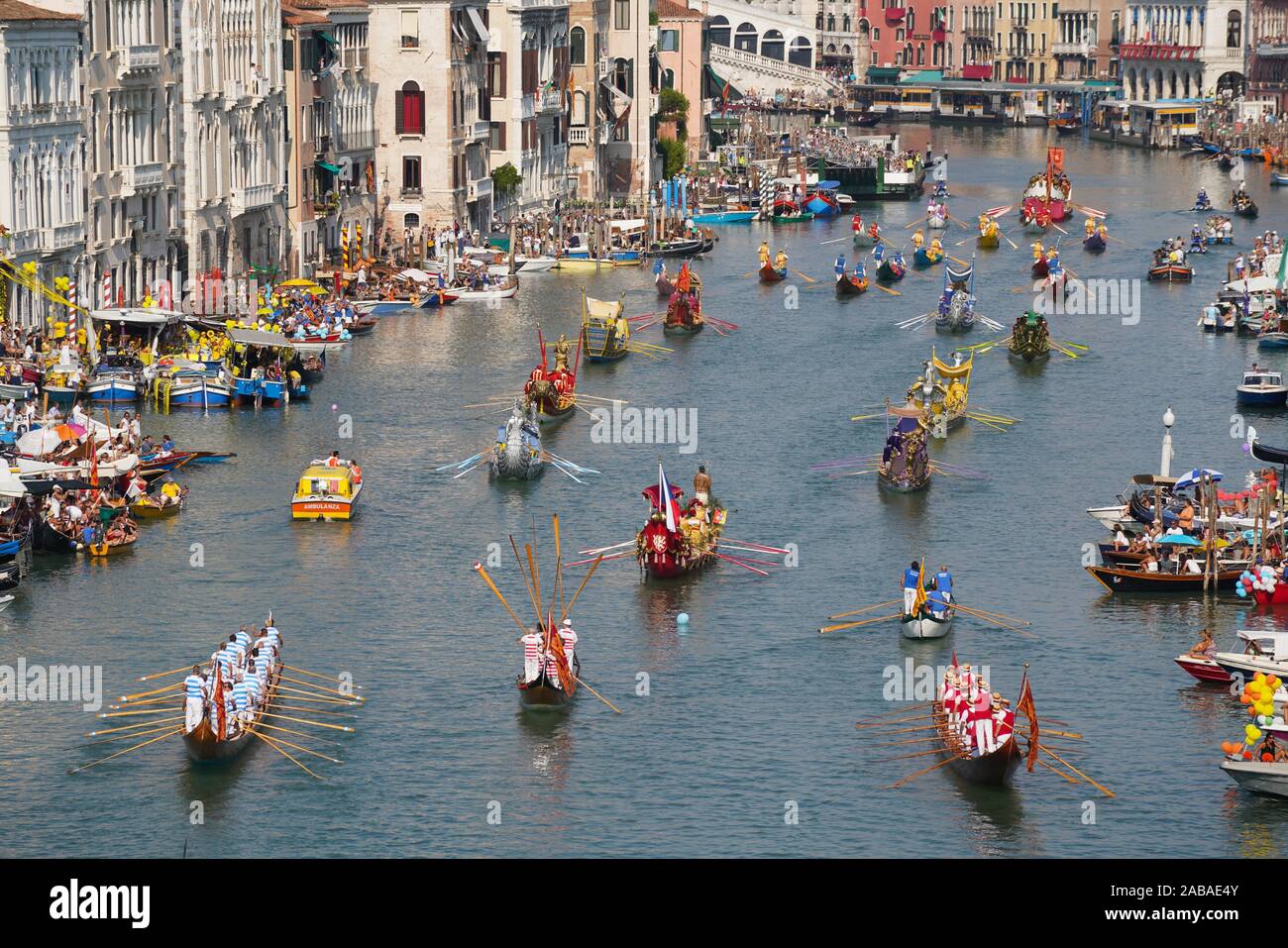 Le imbarcazioni del corteo storico per la regata storica sul Canal Grande di Venezia, Italia, Europa. Foto Stock