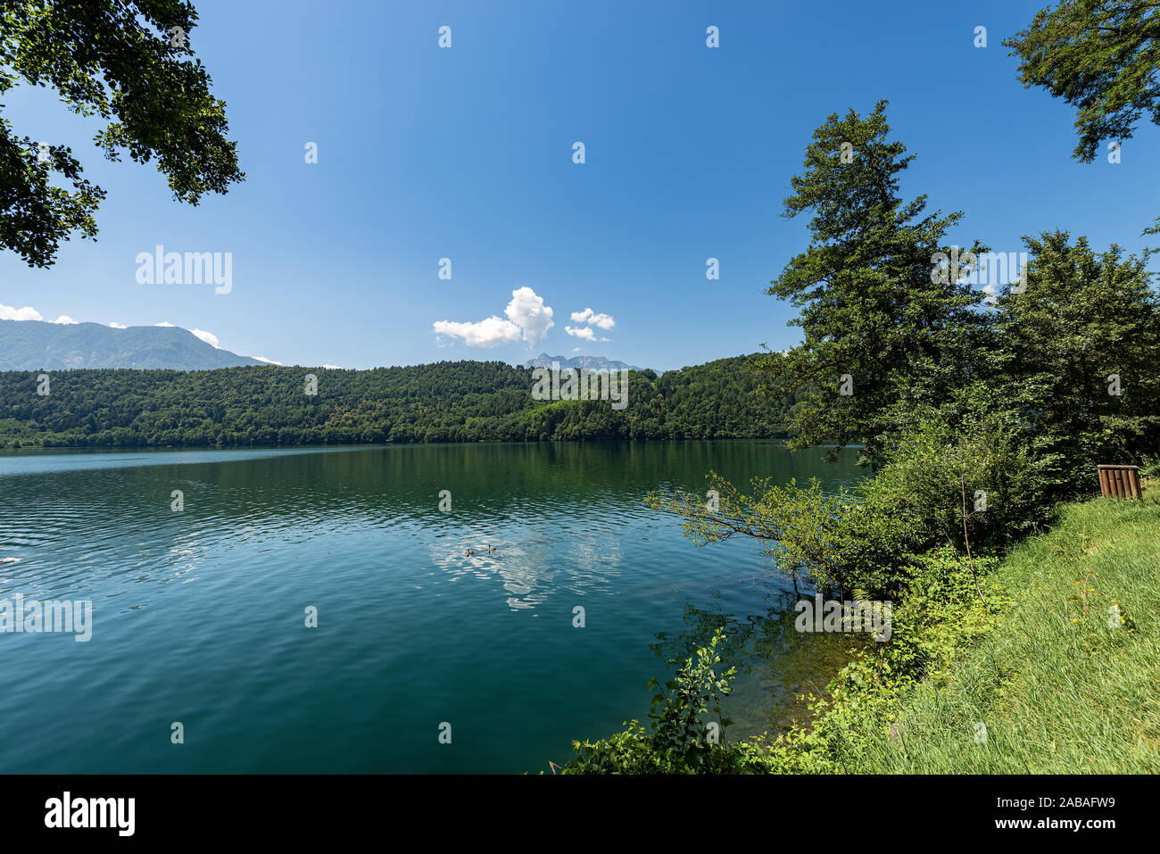 Il lago di Levico, piccolo lago nelle Alpi italiane, Levico Terme, cittadina in provincia di Trento, Trentino Alto Adige, Italia, Europa Foto Stock