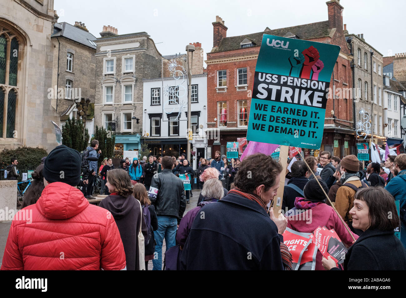 Cambridge, Regno Unito. 26 Novembre, 2019. UCU / Università sciopero del personale su pensioni e pagare al di fuori di una grande chiesa di Santa Maria, le vecchie scuole e Senato. CamNews / Alamy Live News Foto Stock