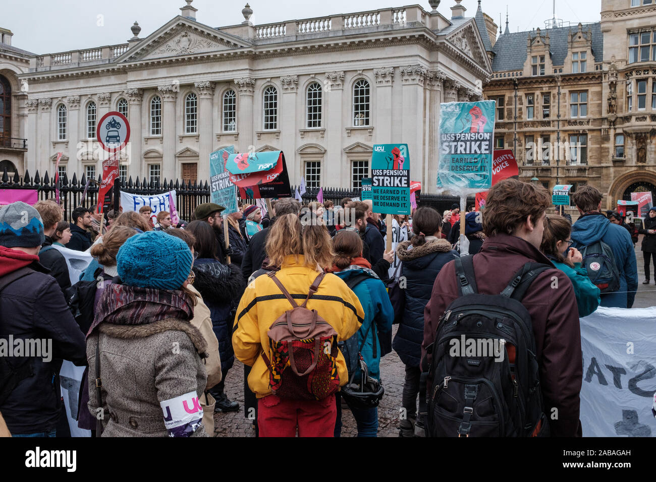 Cambridge, Regno Unito. 26 Novembre, 2019. UCU / Università sciopero del personale su pensioni e pagare al di fuori di una grande chiesa di Santa Maria, le vecchie scuole e Senato. CamNews / Alamy Live News Foto Stock