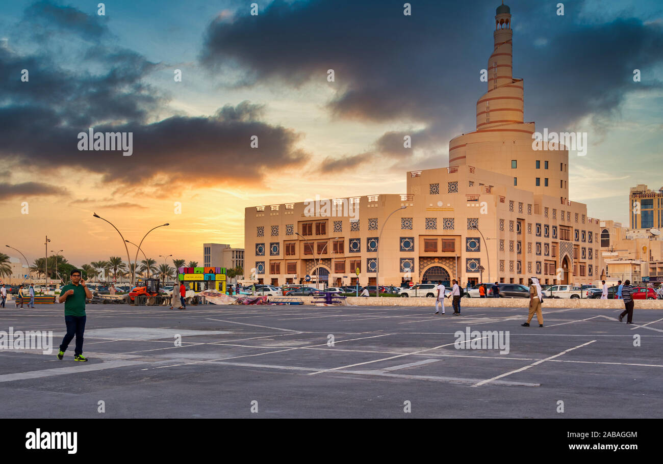 Doha,Qatar-November 23,2019: Al-Fanar Qatar centro culturale islamico daylight vista esterna con le persone e con le vetture al via in primo piano Foto Stock