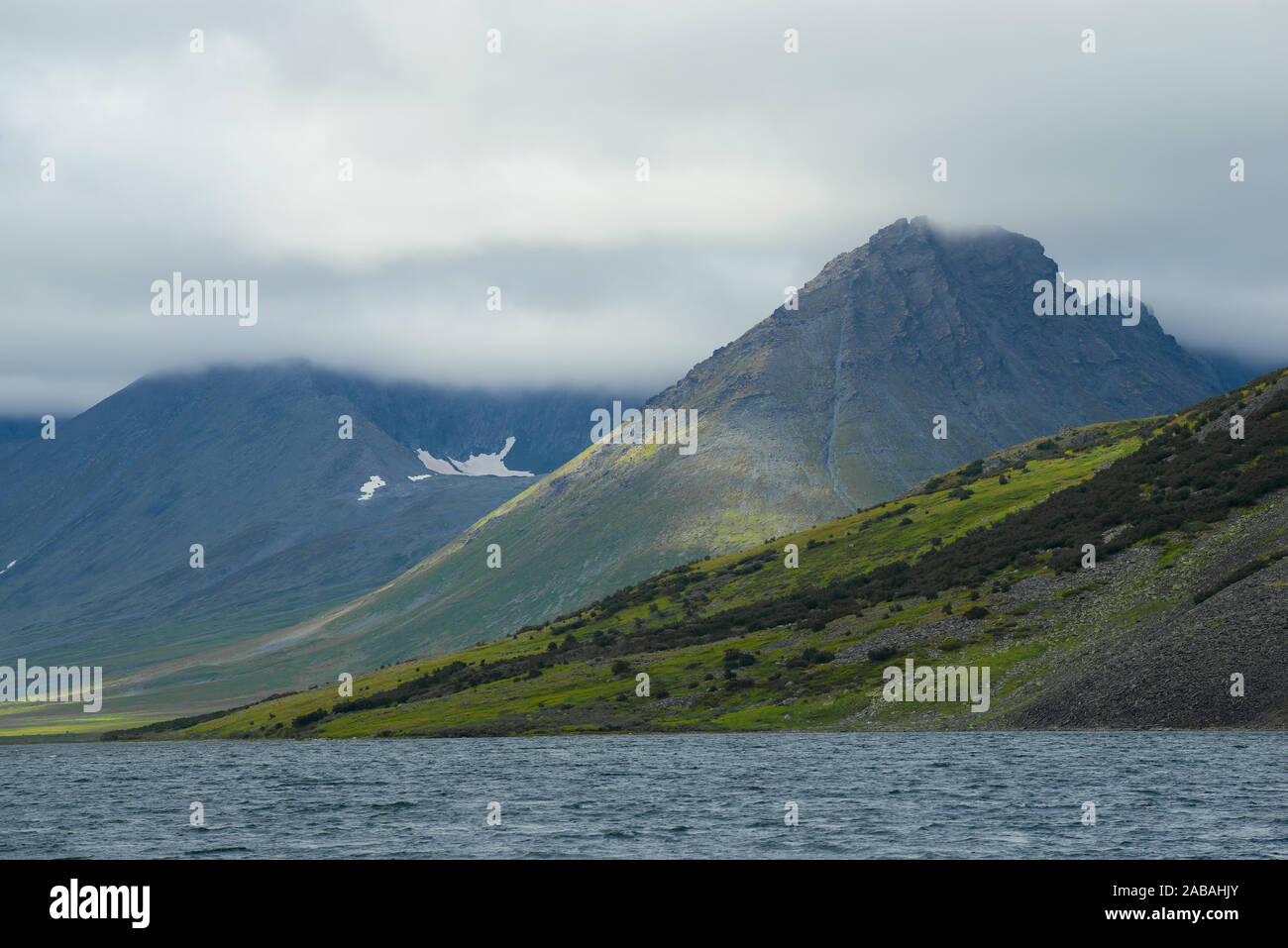 In un cupo pomeriggio sul lago Khadata-Yugan-Lor. Polar Ural, Russia Foto Stock