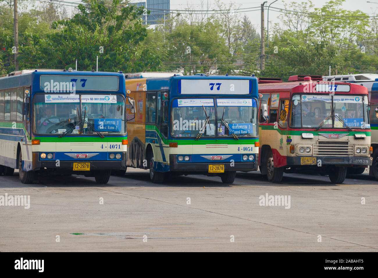 BANGKOK, Tailandia - 26 dicembre 2018: autobus urbani del 77th rotta alla finale di arresto di bas di Mochit 2 Foto Stock