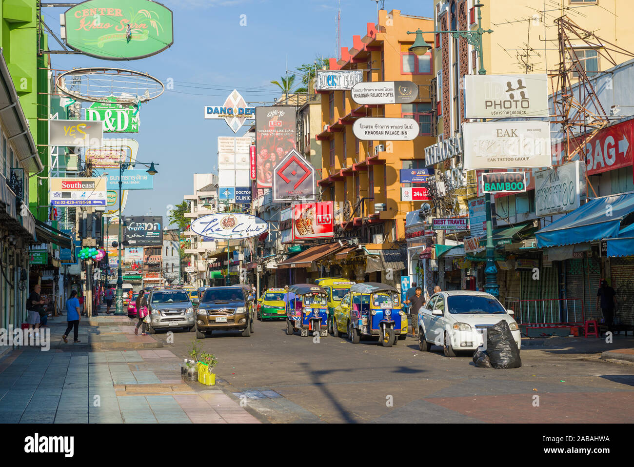 BANGKOK, Tailandia - 31 dicembre 2018: mattina di sole sulla strada turistica della Khaosan Road. Foto Stock