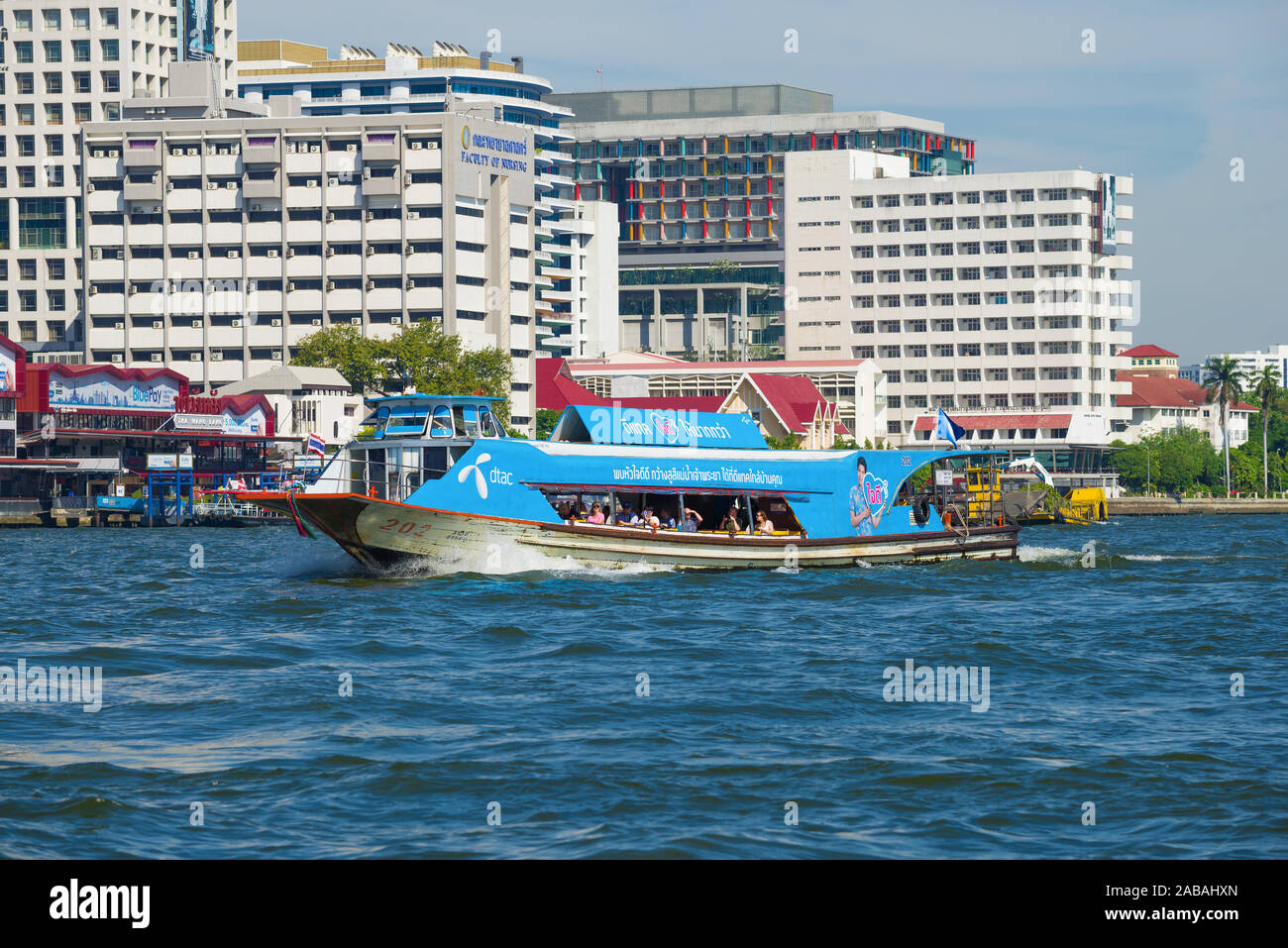 BANGKOK, Tailandia - 02 gennaio 2019: passeggero barca navetta 'Linea Blu' sullo sfondo di una città moderna Foto Stock