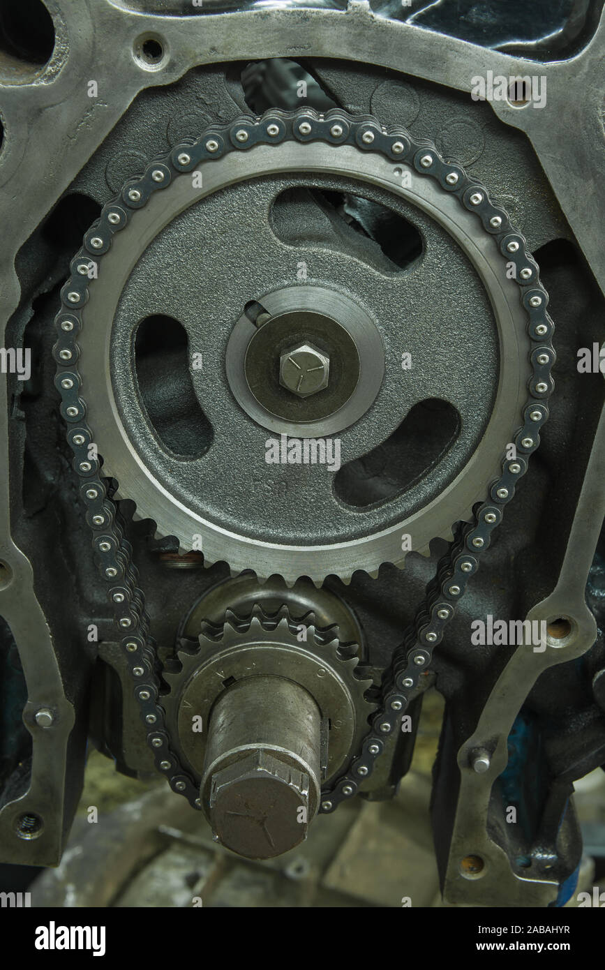 Ingranaggi di trasmissione e il circuito dell'albero a camme sul vecchio motore smontato close-up Foto Stock