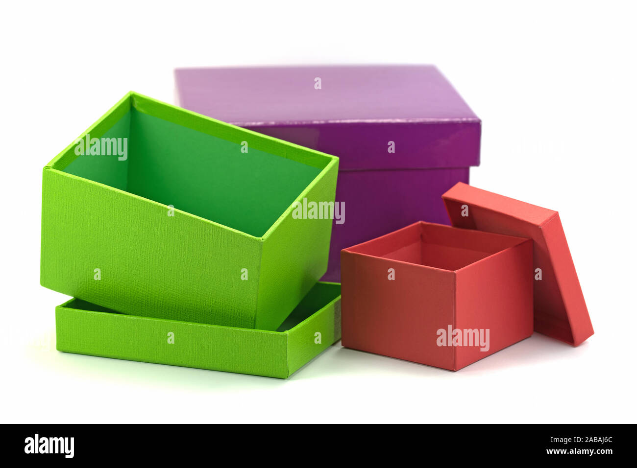 Colorate le scatole di cartone davanti a uno sfondo bianco Foto stock -  Alamy