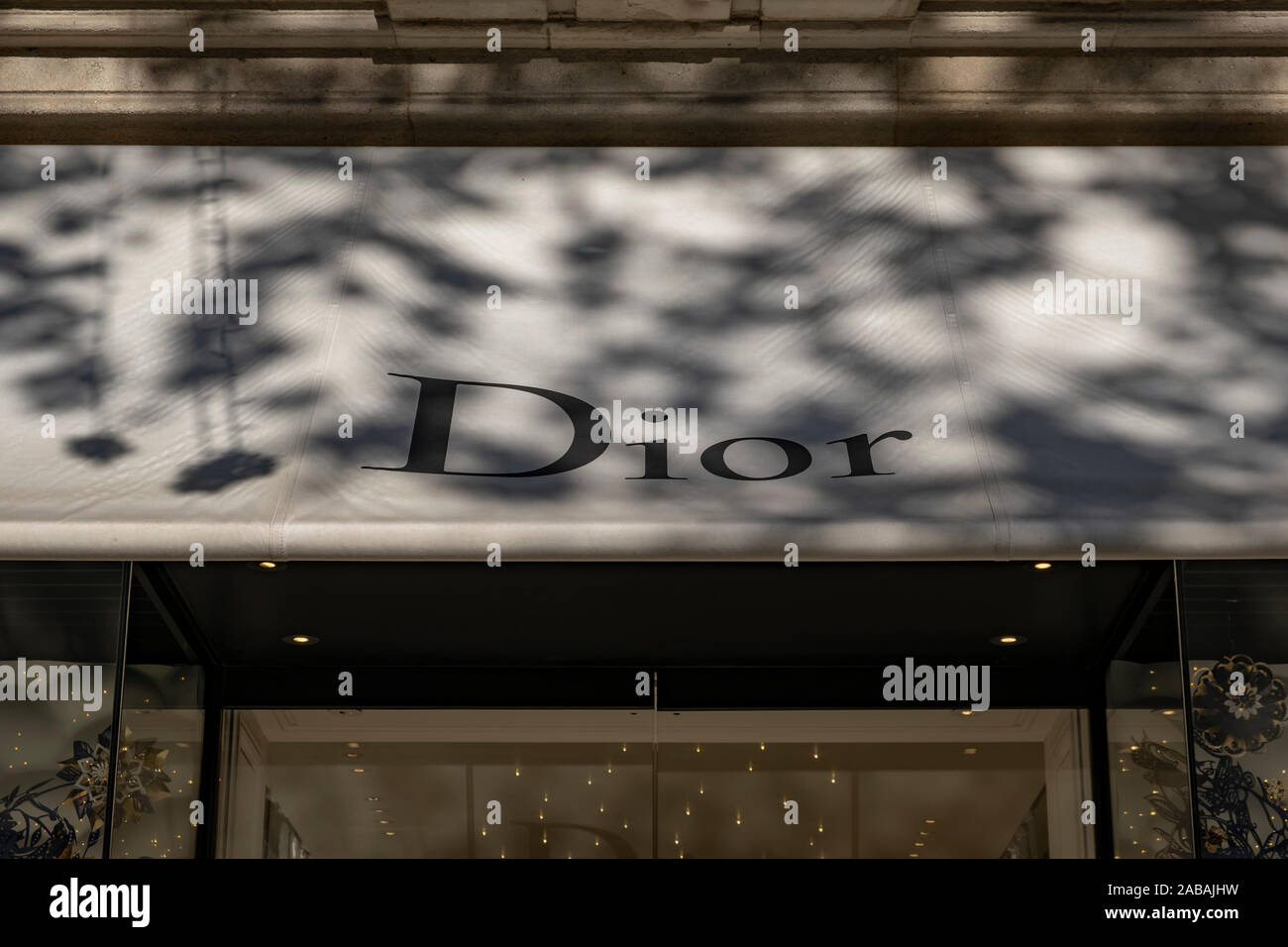La Dior logo, un lusso francese rivenditore di abbigliamento, visto al  Passeig de Gràcia store.Un viale di poco più di un chilometro, il Passeig  de Gràcia store riunisce i più importanti marchi