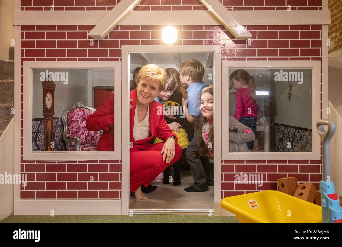 SNP leader Nicola Storione gioca con bambini locali durante una visita alla Jelly Tots & Cookies Play Cafe a Uddingston, South Lanarkshire. Foto Stock