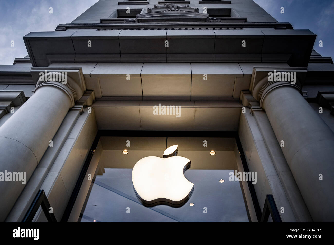 Apple popolare logo Apple, una società americana che progetta e produce apparecchiature elettroniche e software, visto al Passeig de Gràcia store.Un viale di poco più di un chilometro, il Passeig de Gràcia store riunisce i più importanti marchi commerciali nel mondo della moda e accessori di lusso. Venerdì nero campagna commerciale determina l'inizio del più significativo periodo di vendita orientata al periodo natalizio. Foto Stock