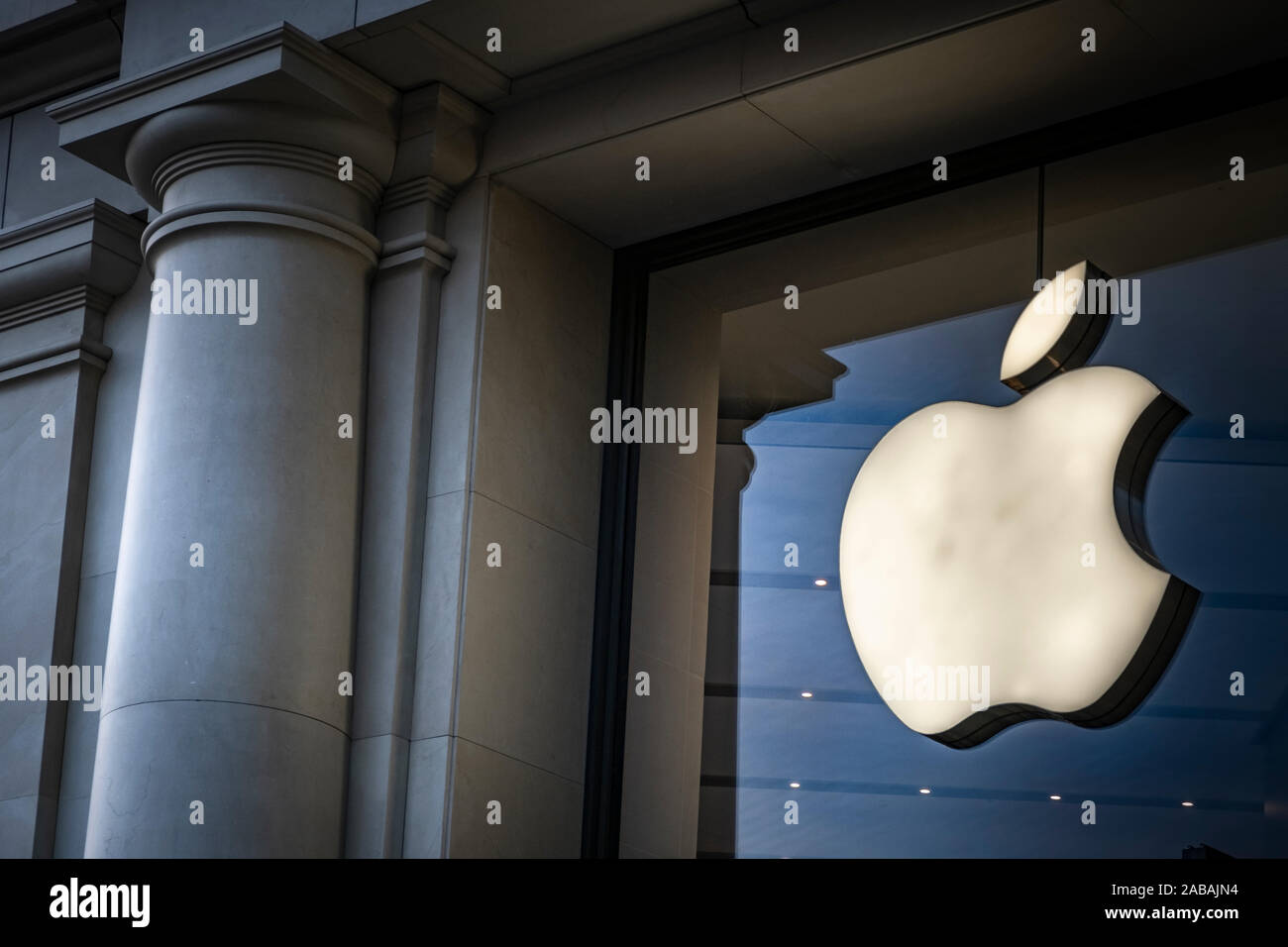 Apple popolare logo Apple, una società americana che progetta e produce apparecchiature elettroniche e software, visto al Passeig de Gràcia store.Un viale di poco più di un chilometro, il Passeig de Gràcia store riunisce i più importanti marchi commerciali nel mondo della moda e accessori di lusso. Venerdì nero campagna commerciale determina l'inizio del più significativo periodo di vendita orientata al periodo natalizio. Foto Stock