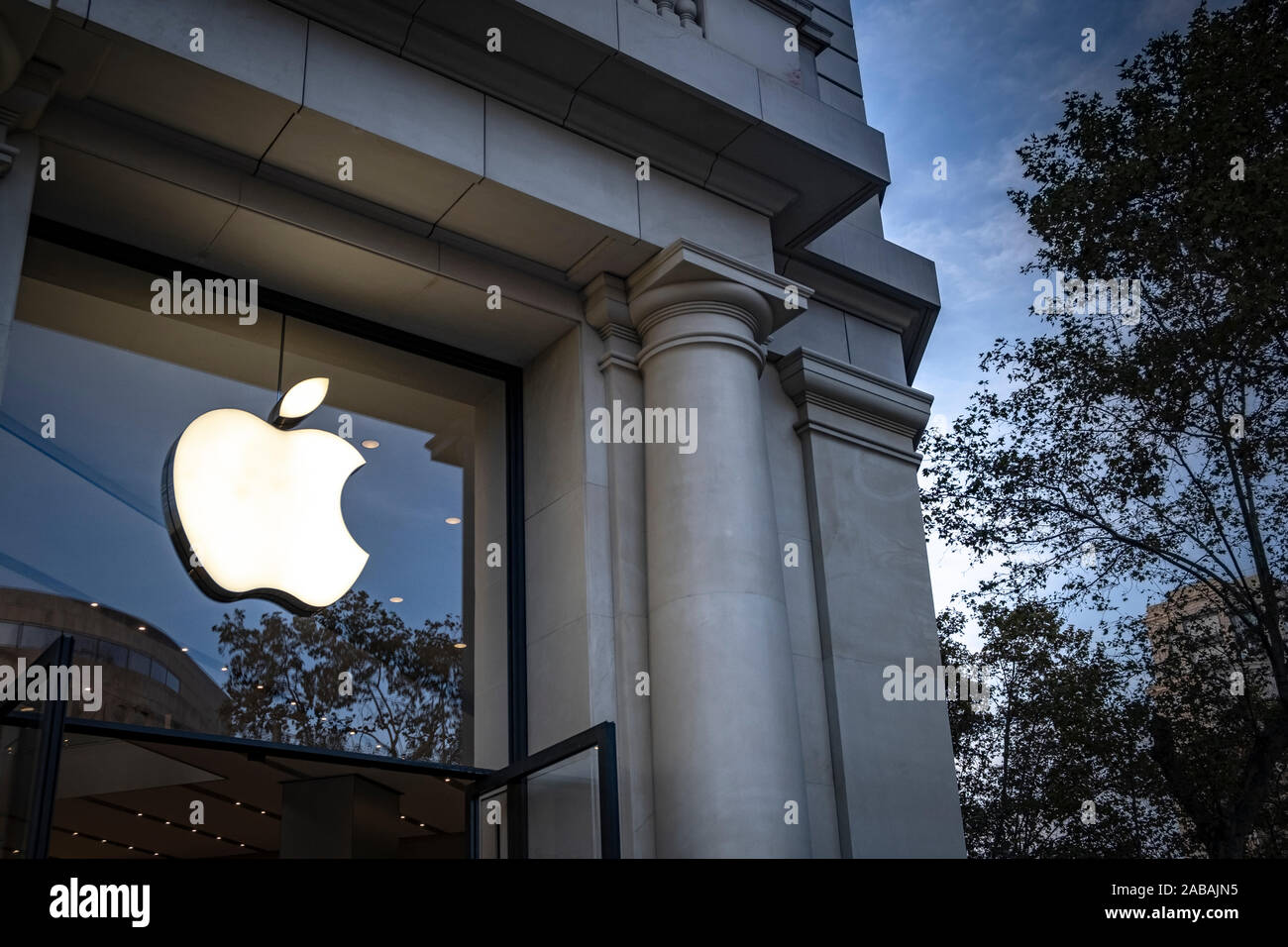 Apple popolare logo Apple, una società americana che progetta e produce apparecchiature elettroniche e software, visto al Passeig de Gràcia store.Un viale di poco più di un chilometro, il Passeig de Gràcia store riunisce i più importanti marchi commerciali nel mondo della moda e accessori di lusso. Venerdì nero campagna commerciale determina l'inizio del più significativo periodo di vendita orientata al periodo natalizio. Foto Stock