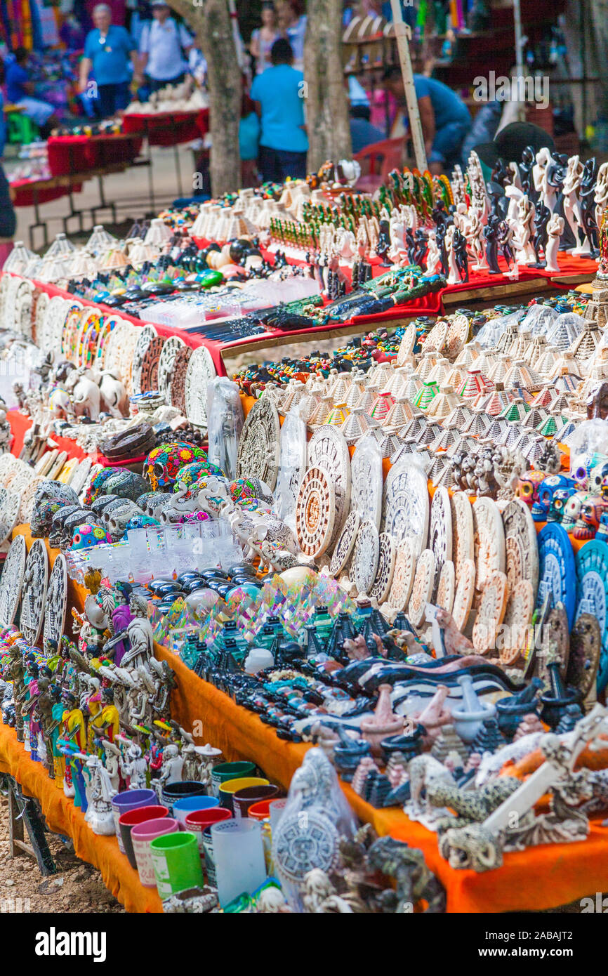 Mercato di souvenir con motivi di Chichen Itza sito culturale sulla penisola dello Yucatan del Messico Foto Stock