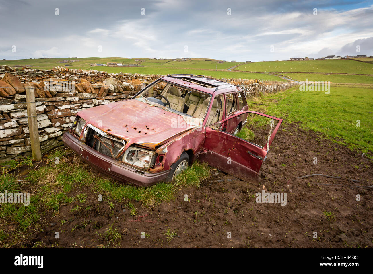 Vecchia auto abbandonate in un campo, isole Orcadi, REGNO UNITO Foto Stock