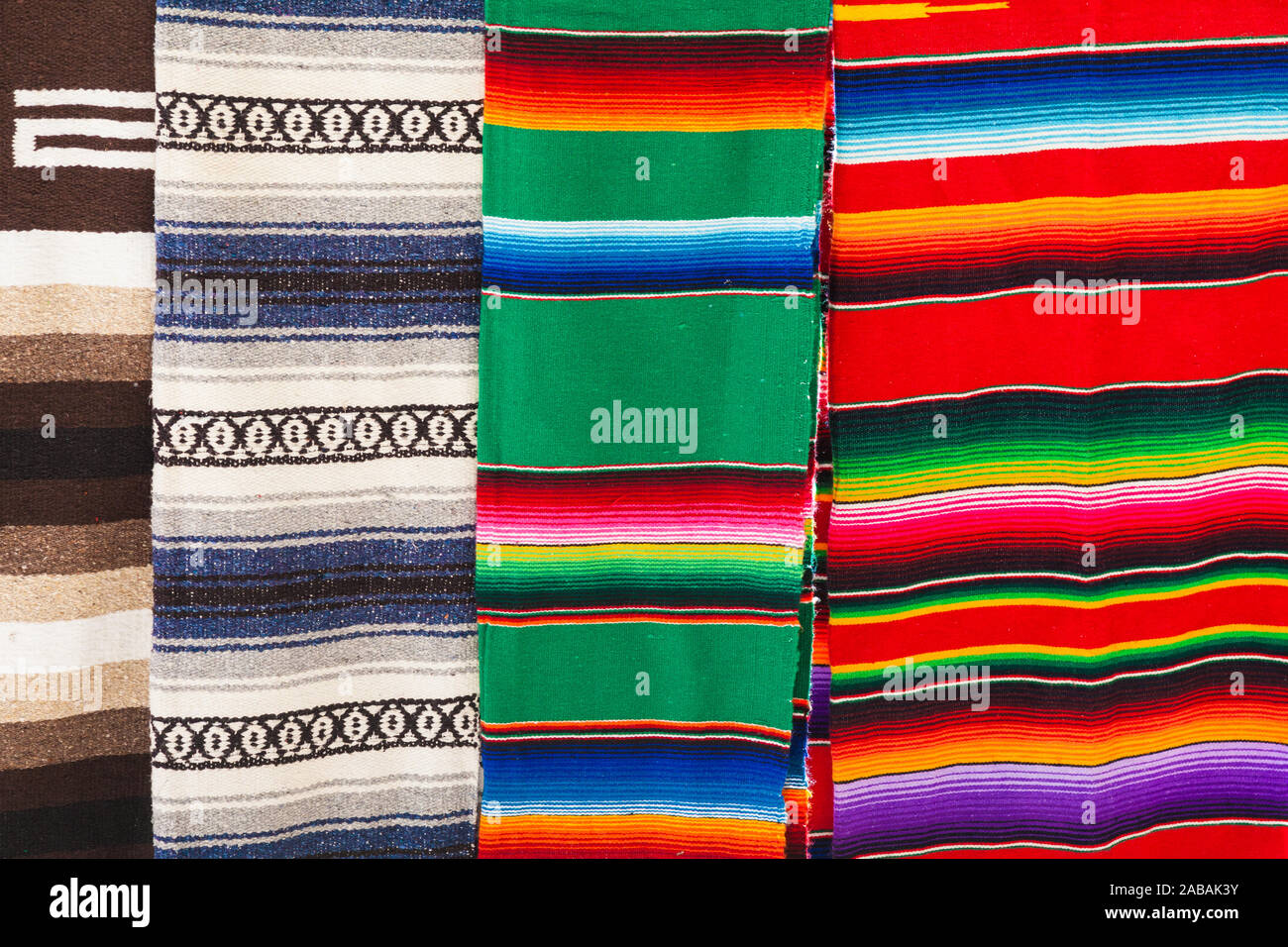 Mercato di souvenir con motivi di Chichen Itza sito culturale sulla penisola dello Yucatan del Messico Foto Stock