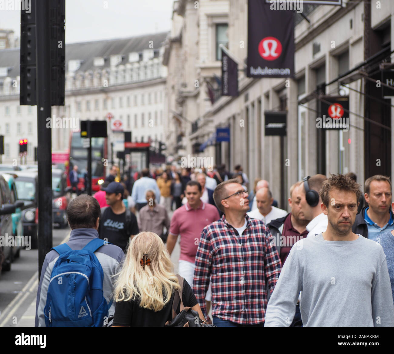 LONDON, Regno Unito - CIRCA NEL SETTEMBRE 2019: Persone in Regent Street Foto Stock