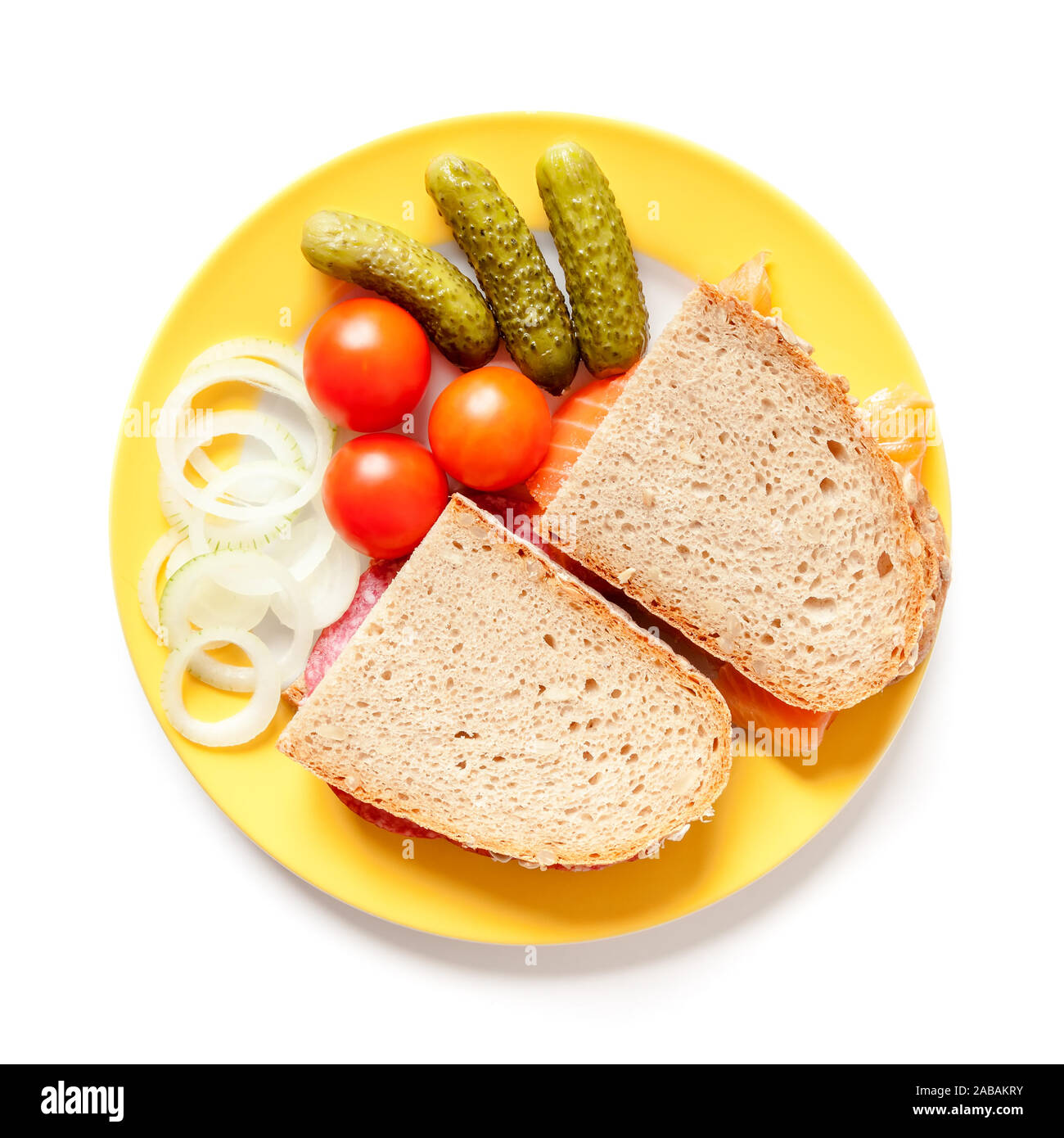 Ein Brot mit Salami und Lachs Foto Stock