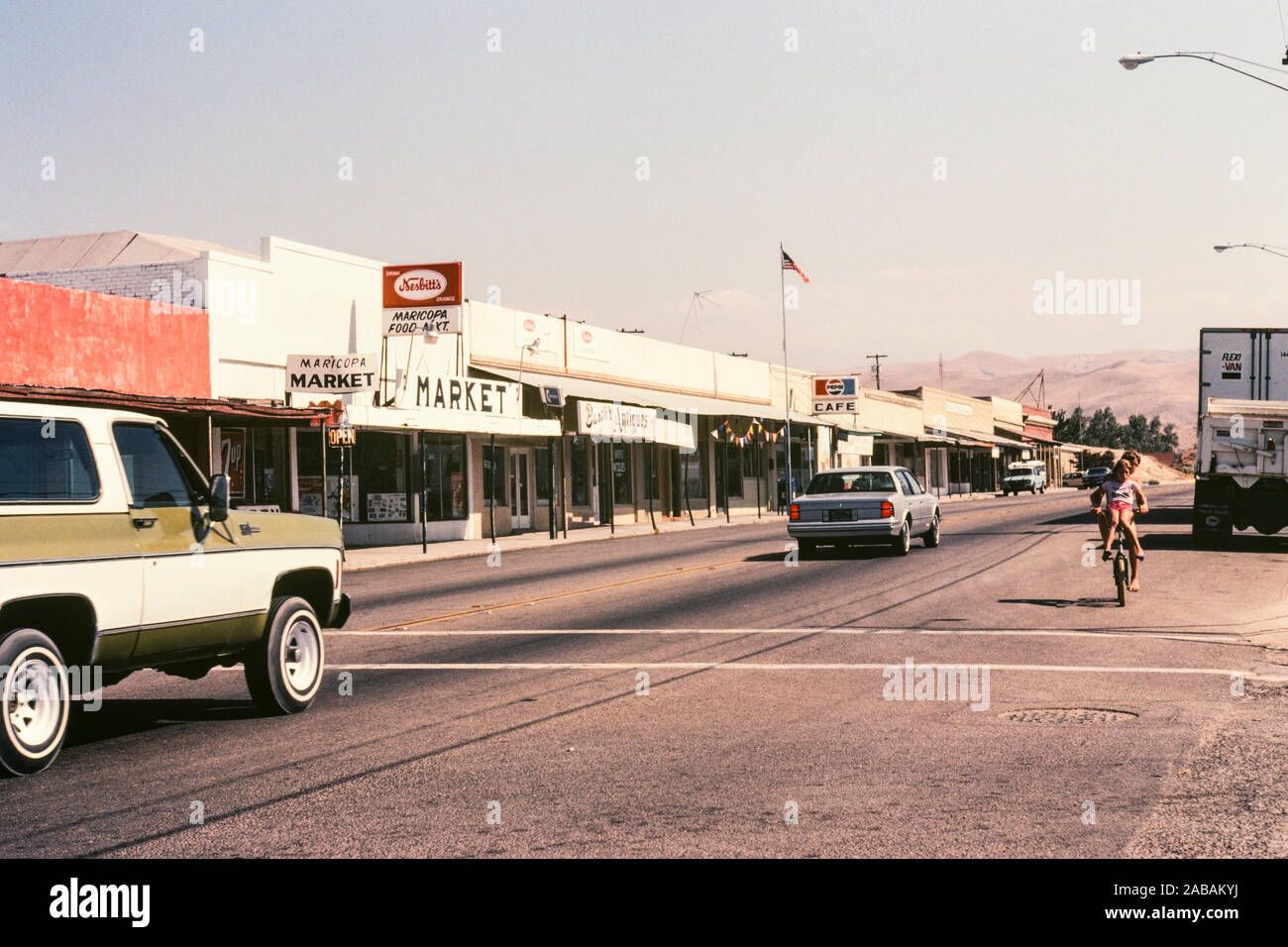 Maricopa, California, Stati Uniti d'America - Agosto 1984: Vintage vista editoriale del West California Street nella piccola cittadina vicino Maricopa Taft e Bakersfield. Foto Stock